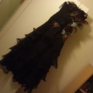 Long black dress with feather dsighn